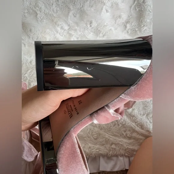 Valentino Garavani Velvet Strappy Sandal Heels in Poudre Ballet Pink so 38 US 8 - Picture 14 of 16